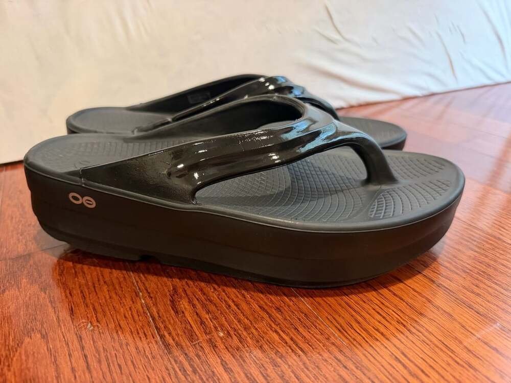 Oofos OOmega OOlala Size W10 Black Platform Sandals